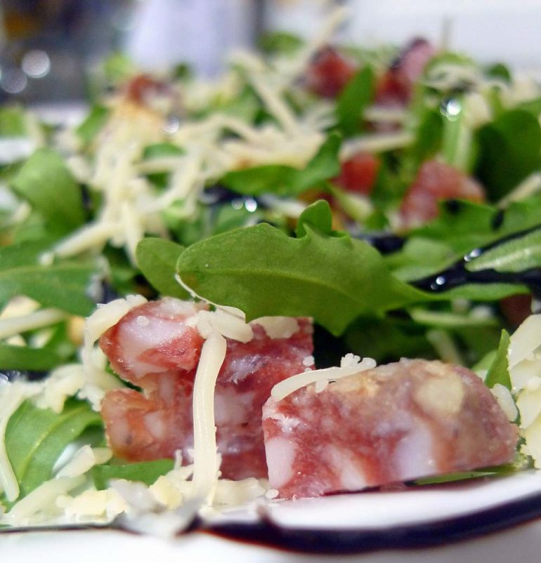 ensalada de rúcula y queso