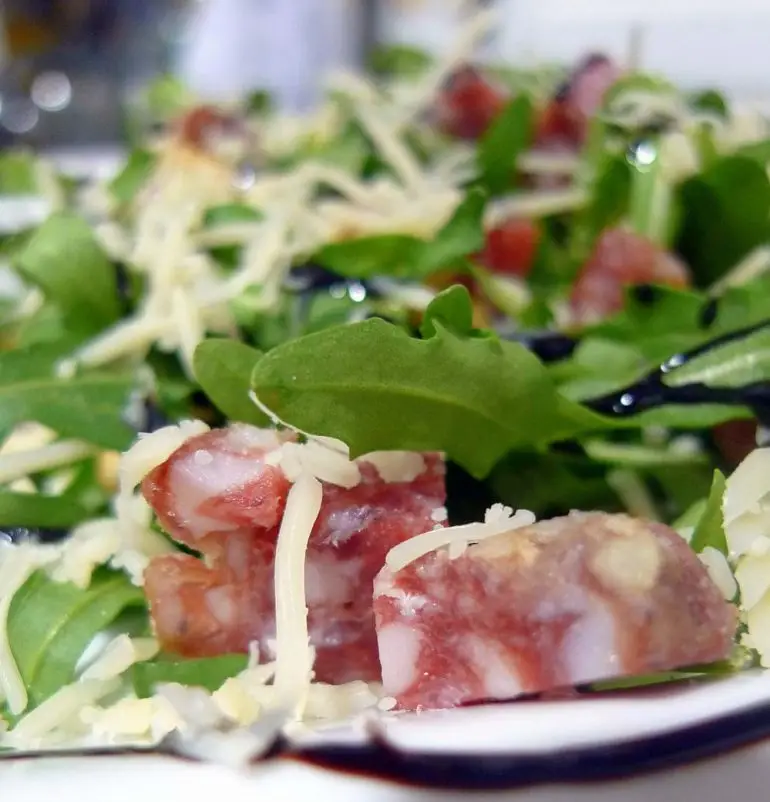 ensalada de rúcula y queso
