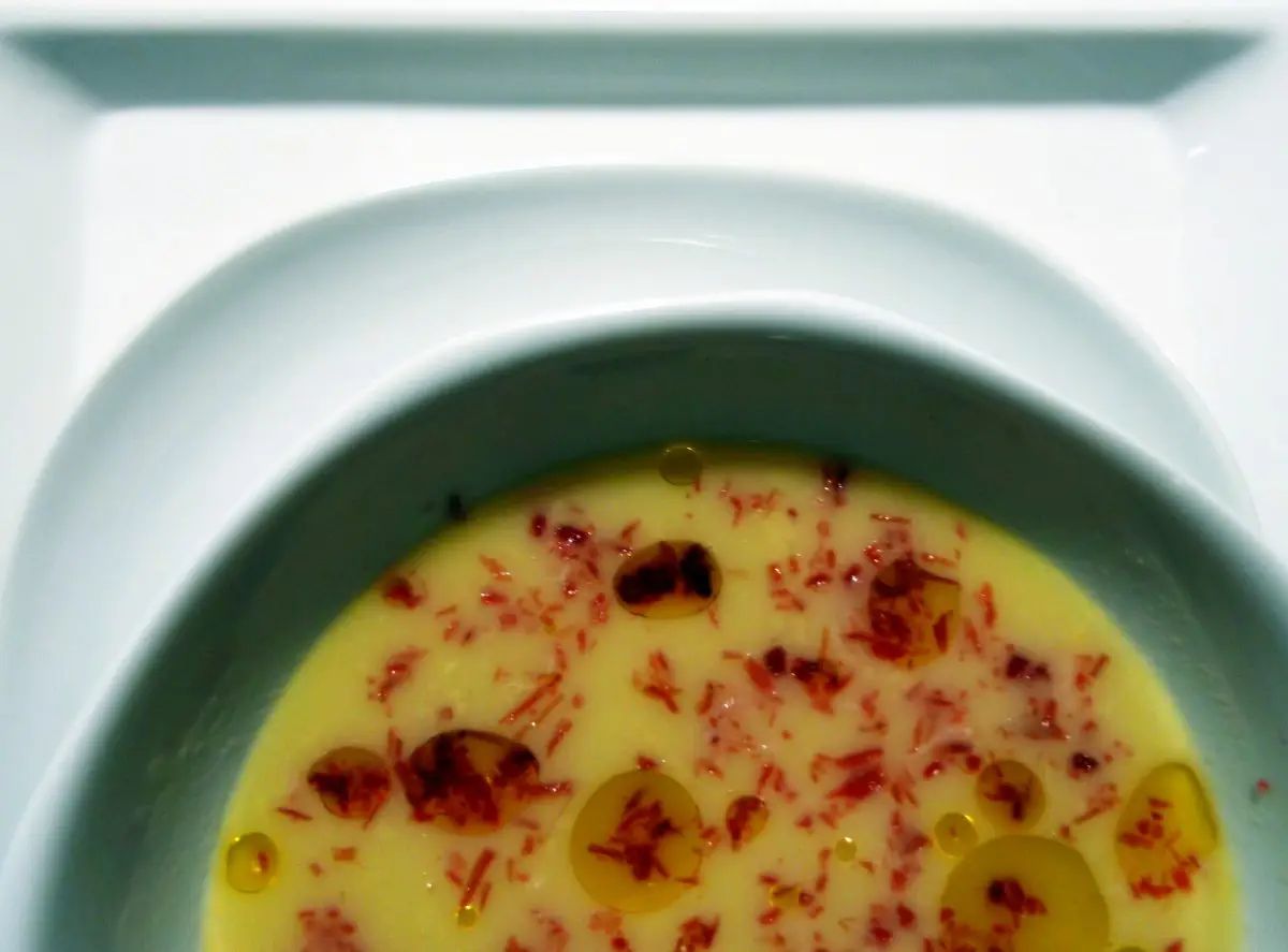 Puré de lentejas rojas con jamón ibérico