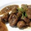 Plato de riñones al jerez con salsa espesa de vino y cebolla, la tapa clásica