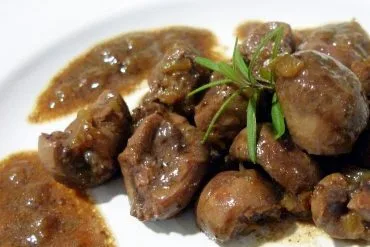Plato de riñones al jerez con salsa espesa de vino y cebolla, la tapa clásica