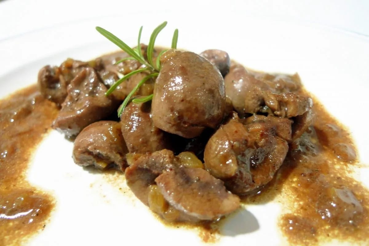 Riñones al jerez recién hechos con su salsa brillante y perejil picado