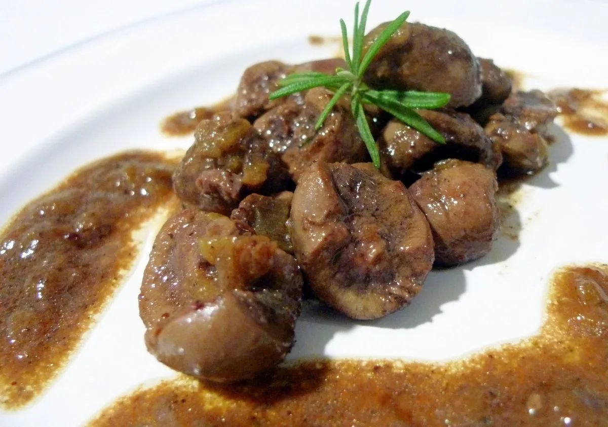Sartén de riñones al jerez con la salsa reducida, lista para servir