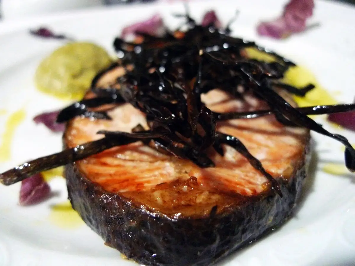 Salmón al horno con emulsión de Romanescu y espagueti de mar 1 Salmón al horno con emulsión de Romanescu y espagueti de mar