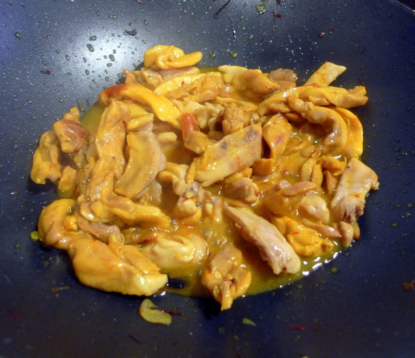 Pollo al azafrán