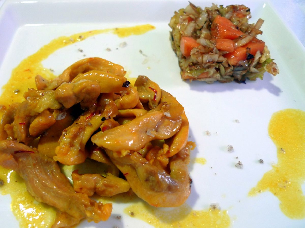 Pollo al azafrán con guarnición de repollo y papaya