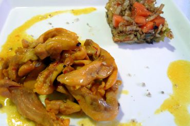 Pollo al azafrán con guarnición de repollo y papaya