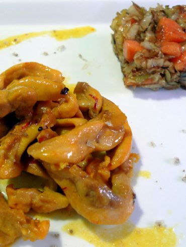 Pollo al azafrán con guarnición de repollo y papaya