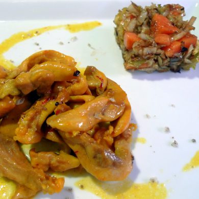 Pollo al azafrán con guarnición de repollo y papaya