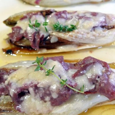 Endibias rellenas de carpaccio de buey y queso parmesano