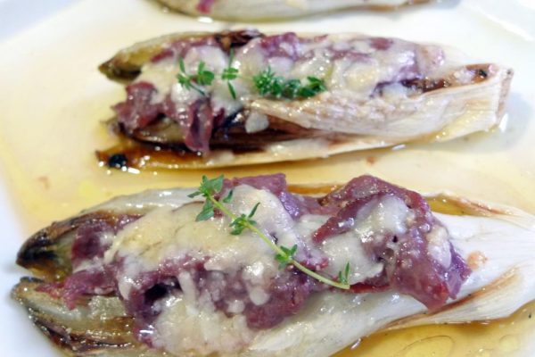 Endibias rellenas de carpaccio de buey y queso parmesano