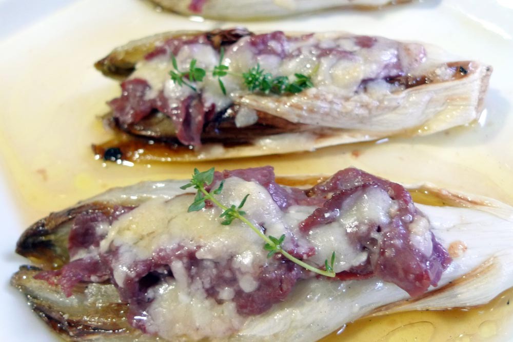 Endibias rellenas de carpaccio de buey y queso parmesano