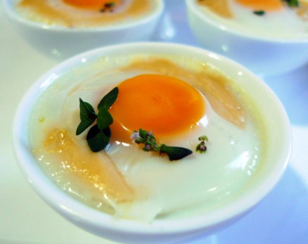 Huevo de codorniz con crema de ibérico y salami