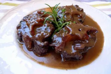 Rabo de toro guisado con su salsa oscura y brillante, recién hecho en la cazuela