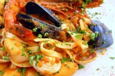 Plato de tallarines a la marinera con mejillones, almejas, calamar y langostinos en salsa de tomate