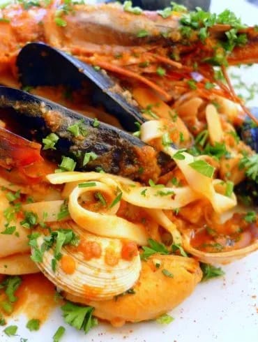 Plato de tallarines a la marinera con mejillones, almejas, calamar y langostinos en salsa de tomate