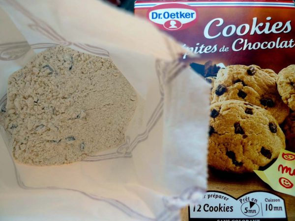 Para preparar la receta de cookies con pepitas de chocolate de la marca Dr.Oetker sólo tenemos que echar el interior del envase en un bol amplio, añadir un huevo y 50 gr de mantequilla.  