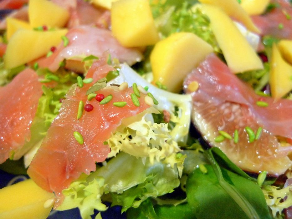 Receta de ensalada de salmon, mango e higos
