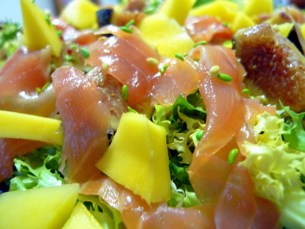 Receta de ensalada de salmon, mango e higos