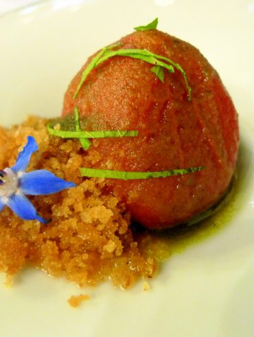 Tomate escarchado con tierra caliza, pesto y hojas tiernas de Alliaria de rio.