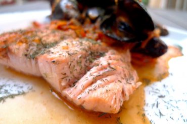 Receta de Salmón a la plancha en salsa con mejillones