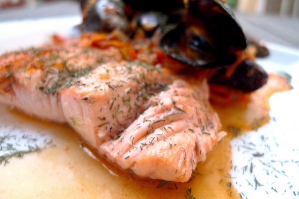 Salmón a la plancha en salsa con mejillones