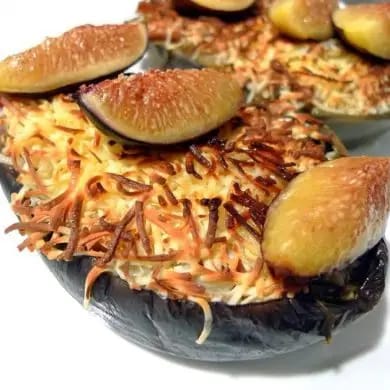 Berenjena rellena de beicon e higos