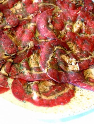 Carpaccio de carne de CaBu con foie e ibéricos