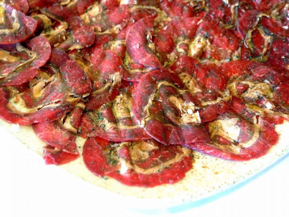 Carpaccio de carne de CaBu con foie e ibéricos