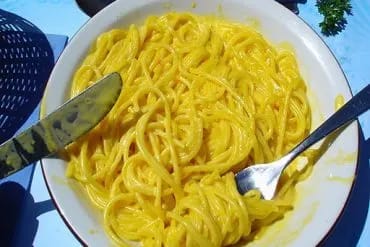 Espaguetis a la crema de azafrán