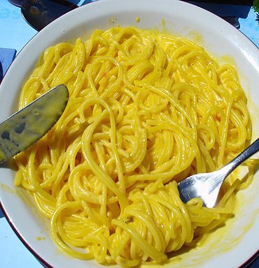 Espaguetis a la crema de azafrán