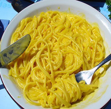 Espaguetis a la crema de azafrán