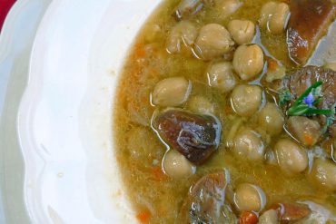 Garbanzos con rape y níscalos