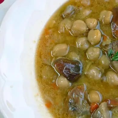 Garbanzos con rape y níscalos