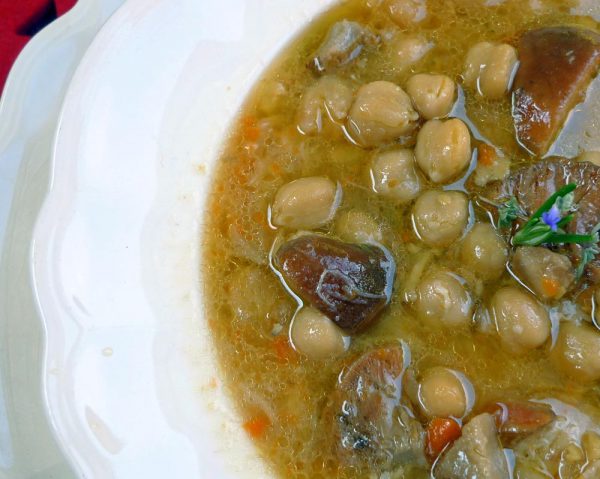 Garbanzos con níscalos y rape