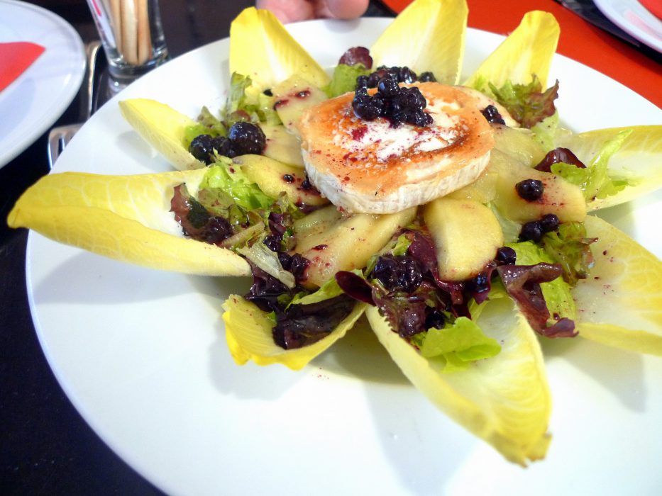 ensalada de endibias con queso de cabra, laminas de manzana y mermelada de frutas del bosque