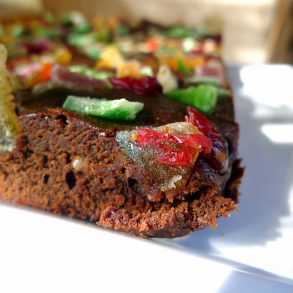 Brownie de chocolate con frutas deshidratadas