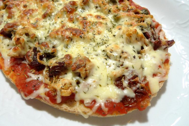 Bruschetta de pollo y queso mozzarela