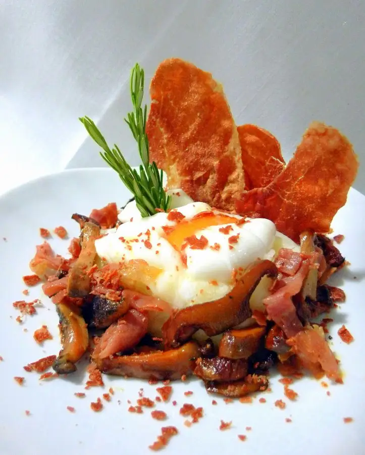 Nido de patata con huevo pochado, níscalos con jamón navidul en texturas, frito y deshidratado
