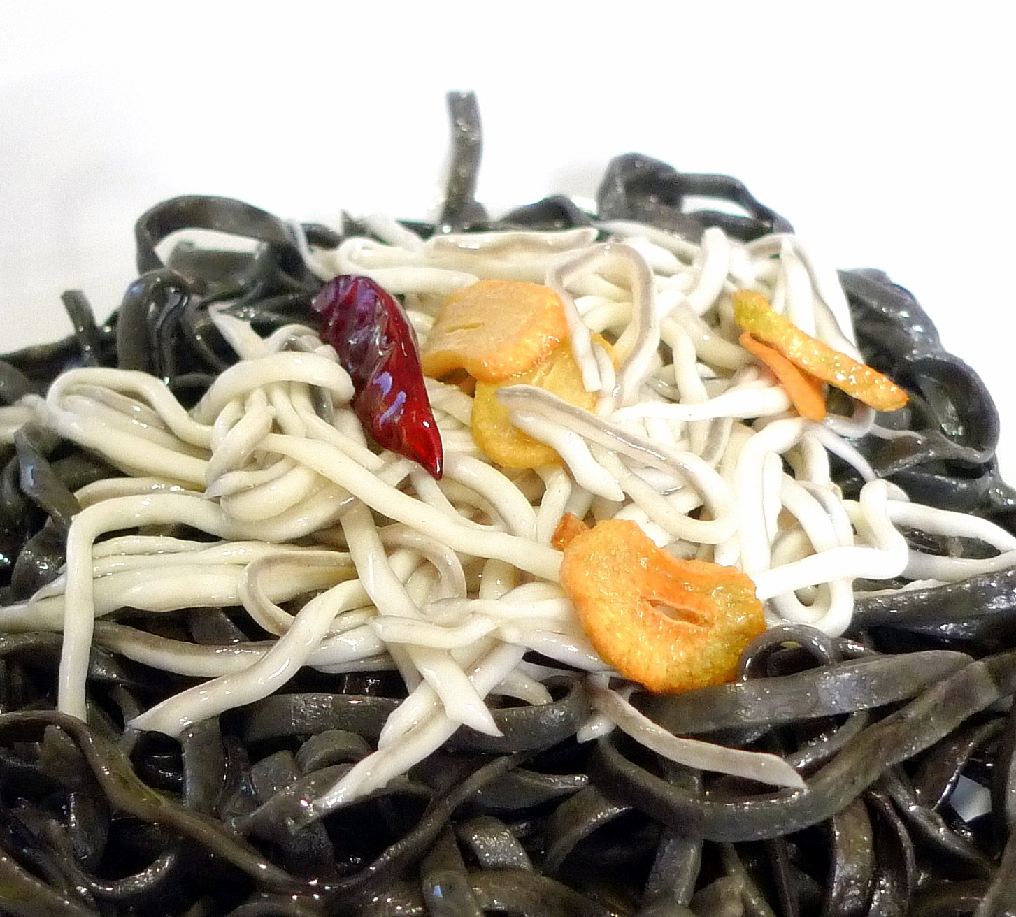 Tallarines negros con gulas