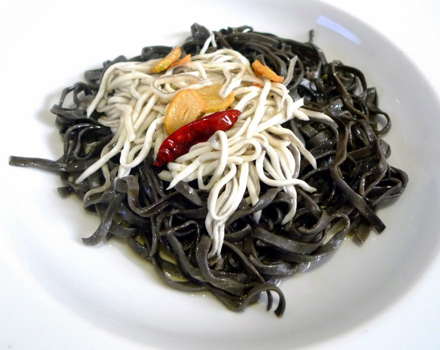 Tallarines negros con gulas al ajillo