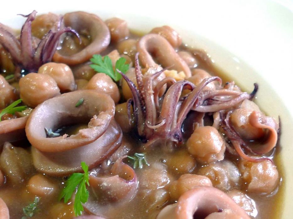 Guiso de Garbanzos con calamares, un placer para los sentidos