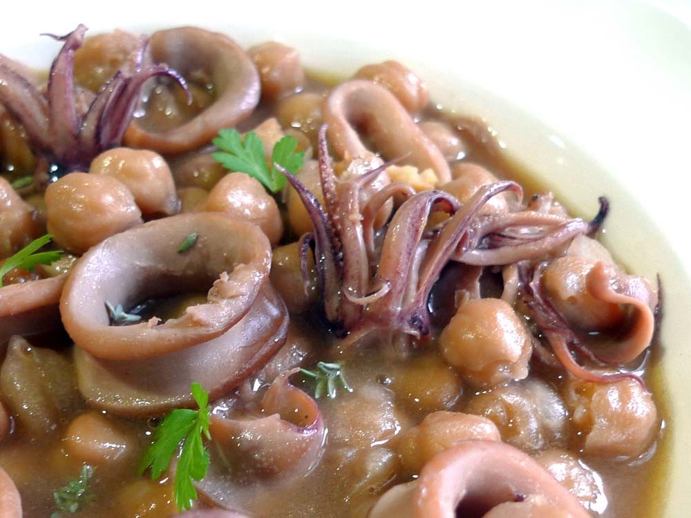 Garbanzos con calamares