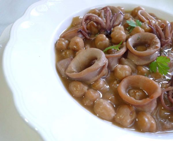 Garbanzos con calamares (guiso tradicional mediterráneo) - PequeRecetas
