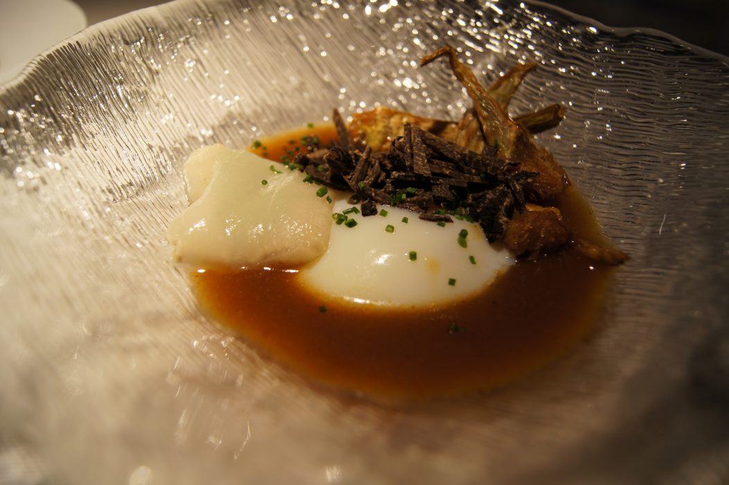 Restaurante Dámaso- Reducción de sopa castellana, huevo pochado, ravioli de queso y trufa con alcachofa a la plancha