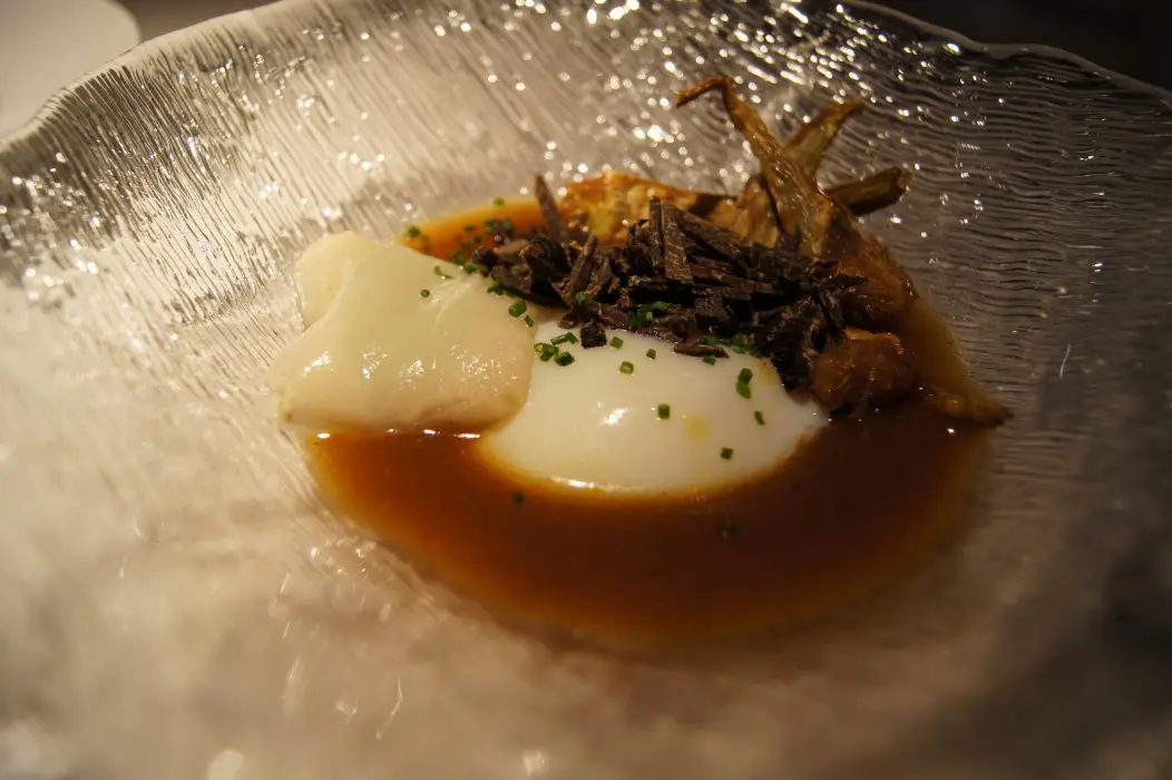 Restaurante Dámaso- Reducción de sopa castellana, huevo pochado, ravioli de queso y trufa con alcachofa a la plancha (1) Restaurante Dámaso- Reducción de sopa castellana, huevo pochado, ravioli de queso y trufa con alcachofa a la plancha