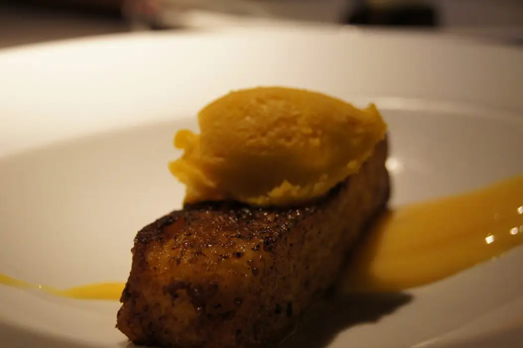 Restaurante Dámaso - Torrija con helado de maracuyá (1) Restaurante Dámaso - Torrija con helado de maracuyá