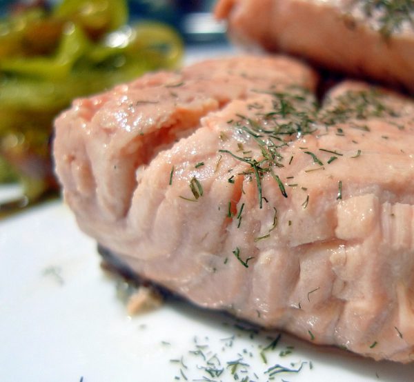 Salmón confitado con guarnición