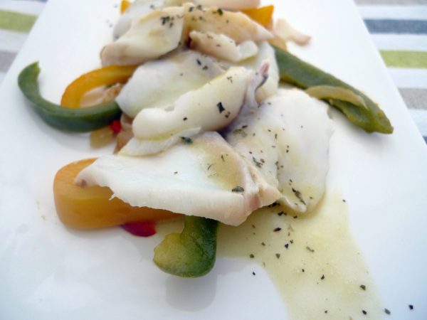 Ensalada de bacalao Skrei con pimientos asados y su pil pil