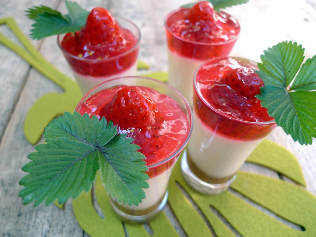 Leche merengada con gelatina de fresas